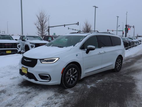 Used 2023 Chrysler Pacifica Pinnacle image 3