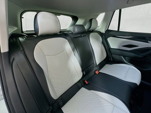 New 2025 Volkswagen Tiguan SE image 24