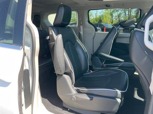 Certified 2023 Chrysler Pacifica Limited FWD image 17