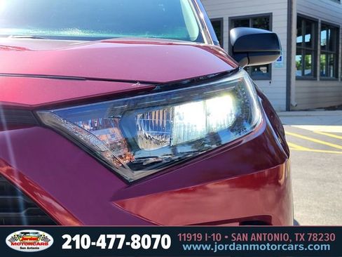 Used 2019 Toyota RAV4 LE FWD image 9