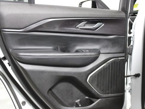 Used 2022 Jeep Grand Cherokee Altitude RWD image 39