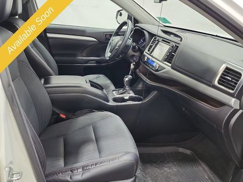 Used 2016 Toyota Highlander LE AWD/4WD image 9