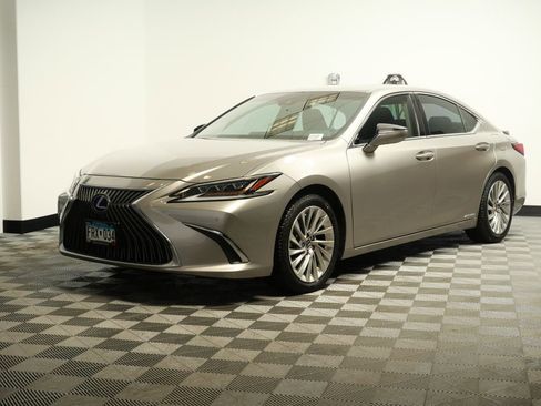 Used 2020 Lexus ES 300h w/ Accessory Package 2 image 4
