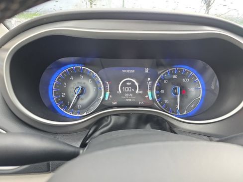 Used 2023 Chrysler Pacifica Touring-L image 15