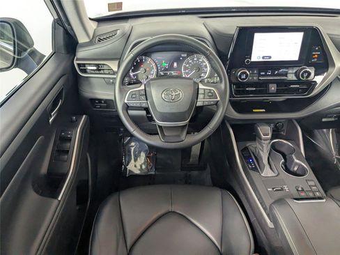 Certified 2024 Toyota Highlander XLE image 9