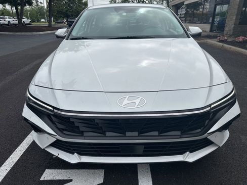 Used 2024 Hyundai Elantra Limited FWD image 3