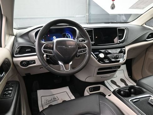 Used 2024 Chrysler Pacifica Limited FWD image 25