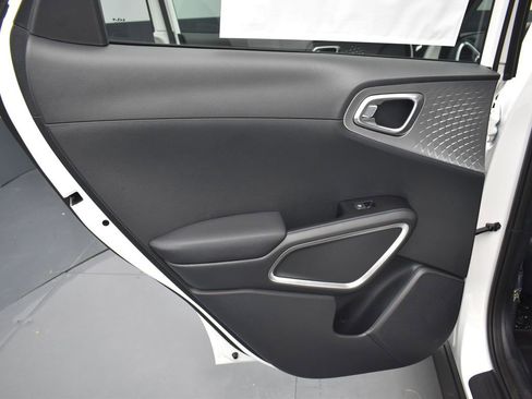 Used 2025 Kia Soul LX w/ LX Technology Package FWD image 14