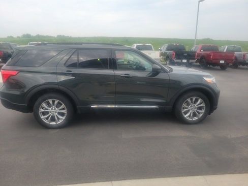 Used 2023 Ford Explorer XLT w/ Equipment Group 202A image 6