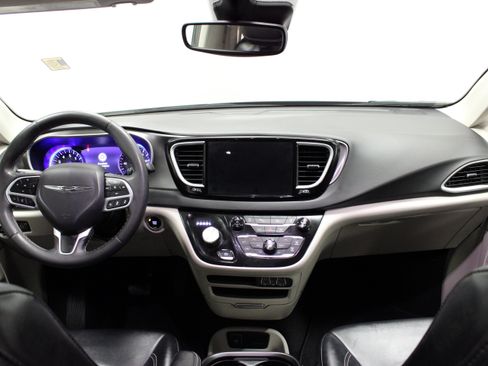 Used 2024 Chrysler Pacifica Touring-L FWD image 20