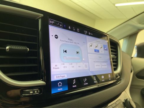 Used 2023 Chrysler Pacifica Touring-L image 25