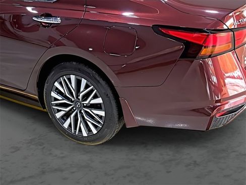Used 2024 Nissan Altima 2.5 SV image 9