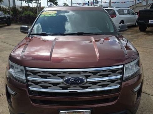 Used 2018 Ford Explorer XLT FWD image 2