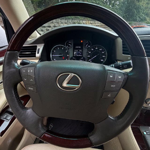 Used 2015 Lexus LX 570 4WD w/ Luxury Package image 17