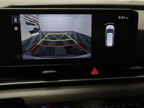 Used 2025 Kia Carnival EX FWD image 9