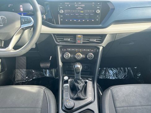 Used 2024 Volkswagen Taos SE w/ Panoramic Sunroof Package image 11