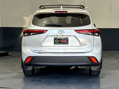 Used 2022 Toyota Highlander XLE FWD image 4