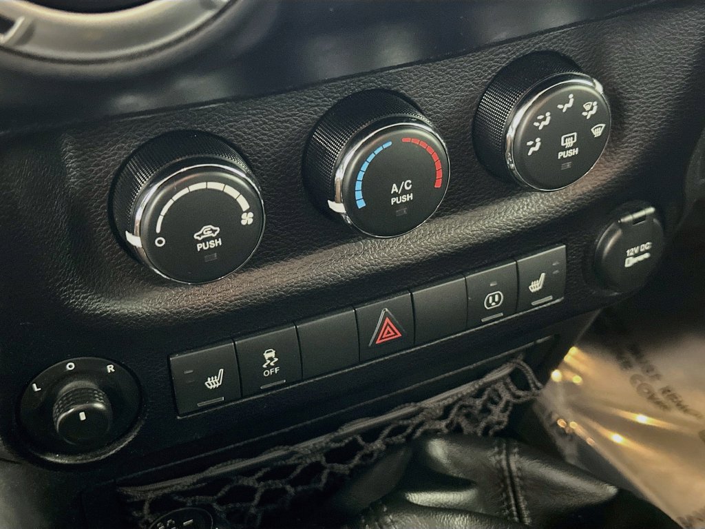 Used 2016 Jeep Wrangler Unlimited Sahara w/ Connectivity Group AWD/4WD image 20