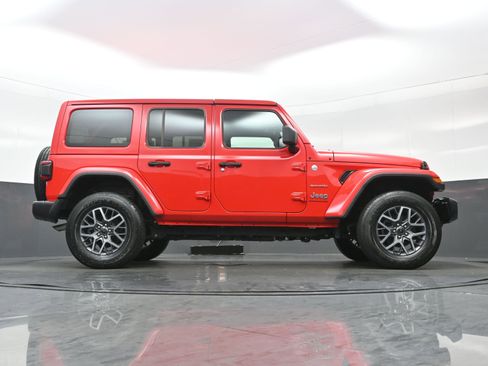 Used 2024 Jeep Wrangler Sahara image 30
