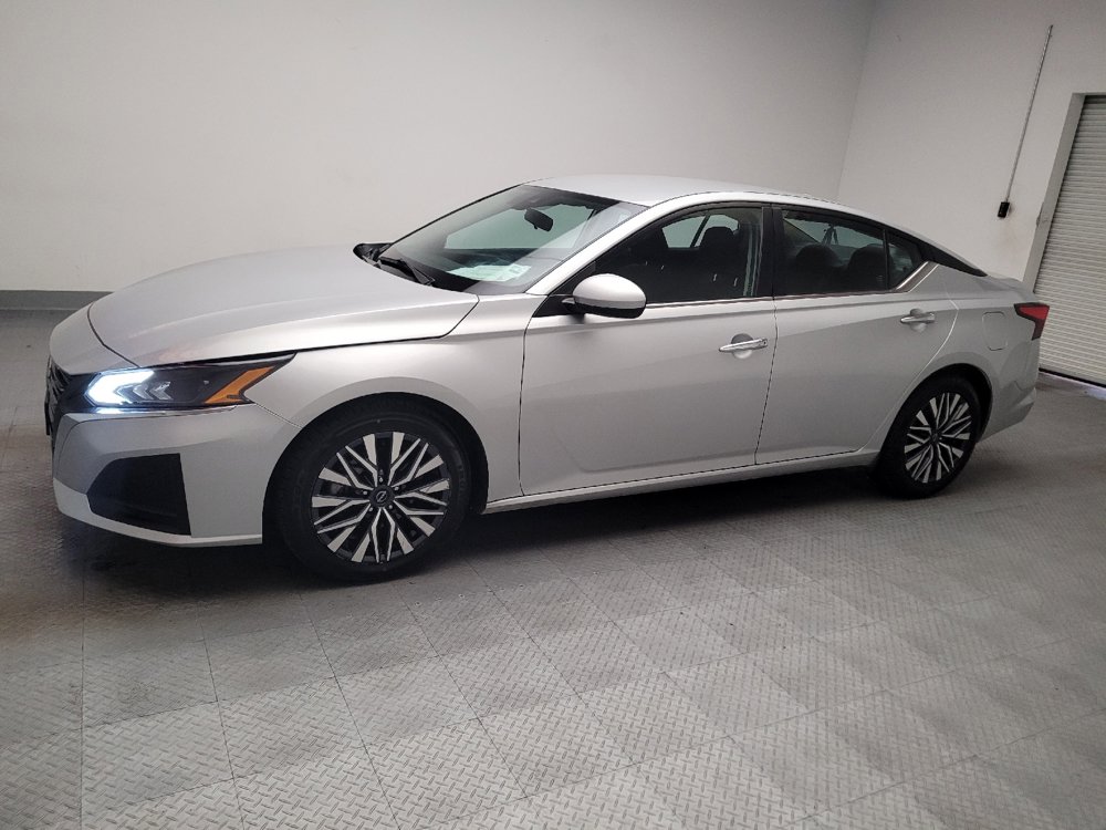 Used 2023 Nissan Altima 2.5 SV FWD image 2