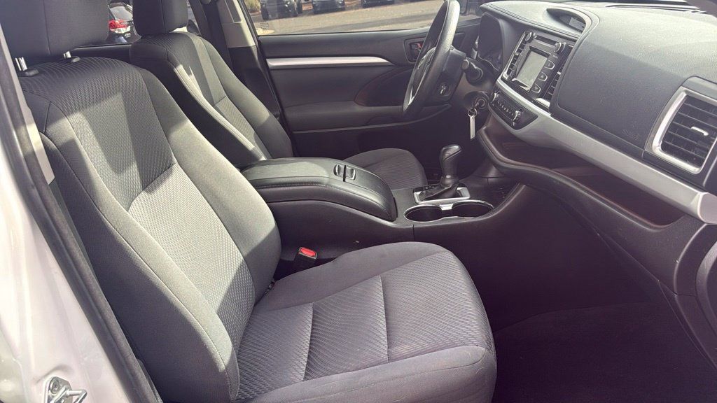 Used 2017 Toyota Highlander LE w/ Carpet Mat Package AWD/4WD image 10