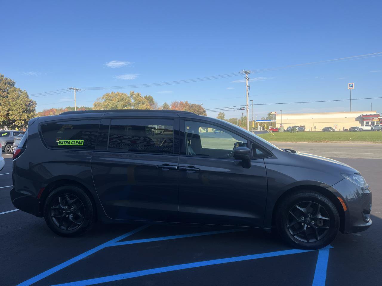 Used 2019 Chrysler Pacifica Touring-L w/ S Appearance Package FWD image 4