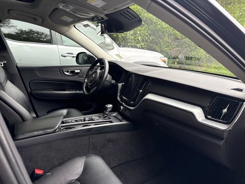 Used 2019 Volvo XC60 T6 Momentum w/ Multimedia Package AWD/4WD image 8