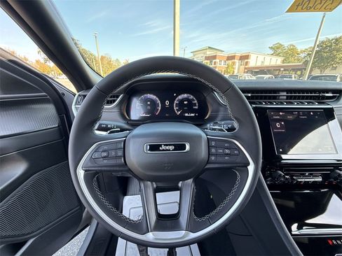 New 2025 Jeep Grand Cherokee Laredo image 14