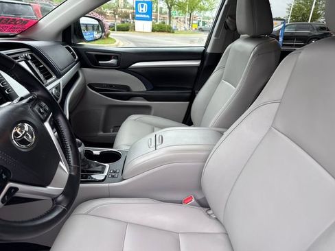 Used 2017 Toyota Highlander XLE AWD/4WD image 13