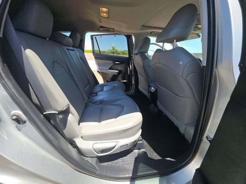 Used 2022 Toyota Highlander XLE AWD/4WD image 10