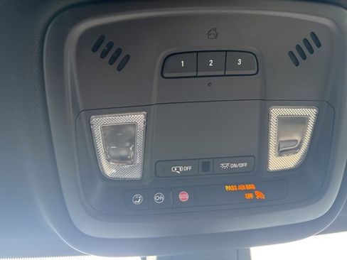 Used 2023 Chevrolet Traverse LT w/ LT Premium Package image 21