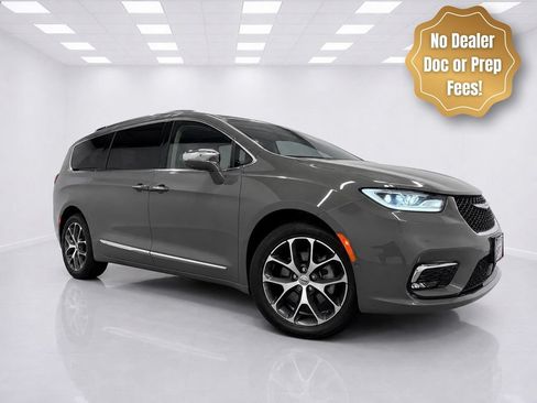Used 2021 Chrysler Pacifica Limited w/ Uconnect Theater Family Group AWD/4WD image 1