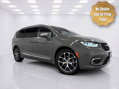 Used 2021 Chrysler Pacifica Limited w/ Uconnect Theater Family Group