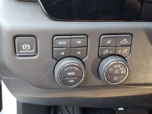 Used 2026 Chevrolet Silverado 1500 LT Trail Boss w/ LT Trail Boss Premium Package AWD/4WD image 11
