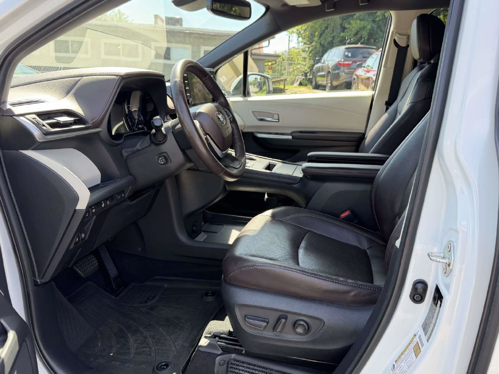 Used 2022 Toyota Sienna Platinum AWD/4WD image 16