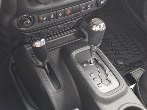 Used 2017 Jeep Wrangler Sahara AWD/4WD image 21