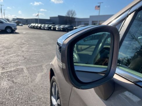 Used 2017 Chrysler Pacifica Limited image 7