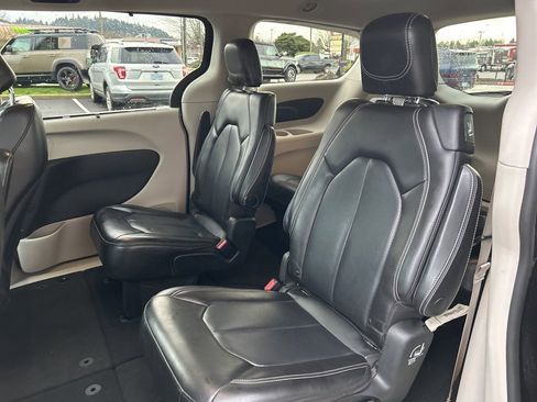 Used 2020 Chrysler Voyager Lxi image 10