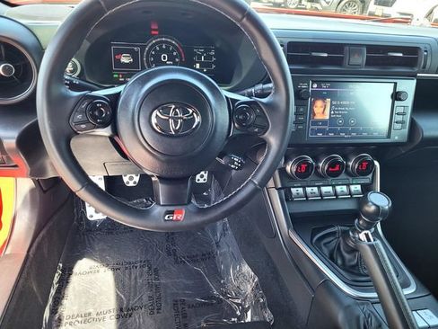 Used 2022 Toyota GR86 Premium w/ ALL Weather Mat Package (TMS) RWD image 9