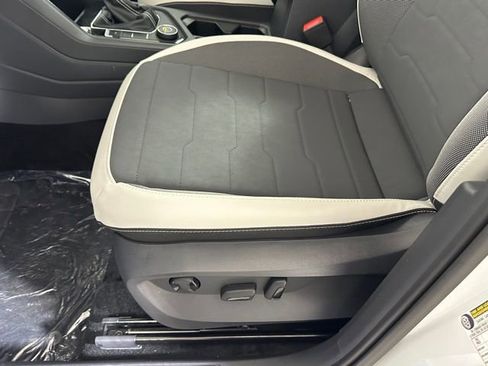 Certified 2025 Volkswagen Taos SE w/ Panoramic Sunroof Package AWD/4WD image 15