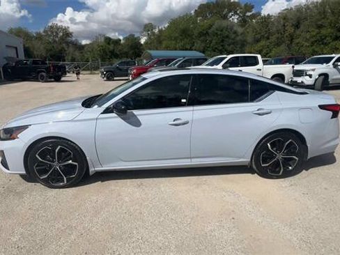 Used 2023 Nissan Altima 2.5 SR w/ SR Premium Package FWD image 5