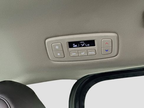Used 2025 Kia Carnival FWD image 28