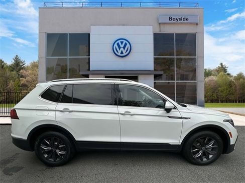 Certified 2022 Volkswagen Tiguan SE w/ Panoramic Sunroof Package image 2