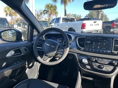 New 2026 Chrysler Pacifica Limited w/ S Appearance Package image 57