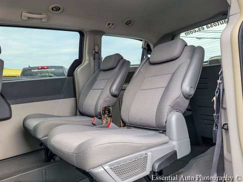 Used 2009 Chrysler Town & Country LX FWD image 11