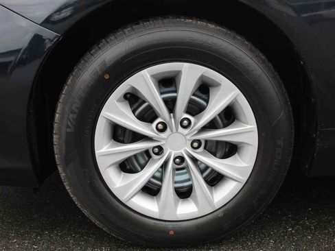 Used 2016 Toyota Camry LE image 29