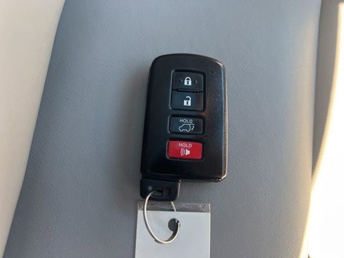 Used 2019 Toyota Highlander XLE image 26