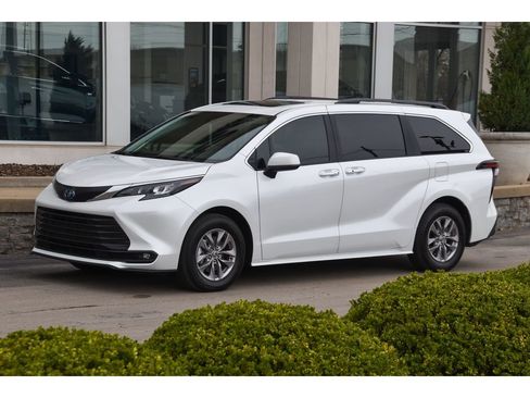 Used 2025 Toyota Sienna XLE w/ XLE Plus Package image 8