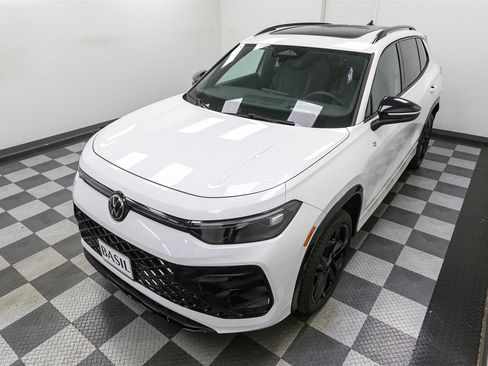 New 2025 Volkswagen Tiguan SE R-Line image 6