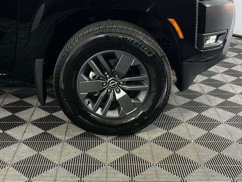 Used 2025 Nissan Frontier SV w/ SV Convenience Package image 12